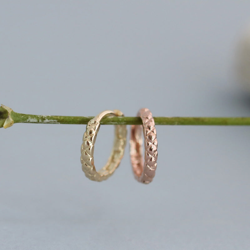 Pattern Huggie Hoop Earring 14K Gold | Musemond